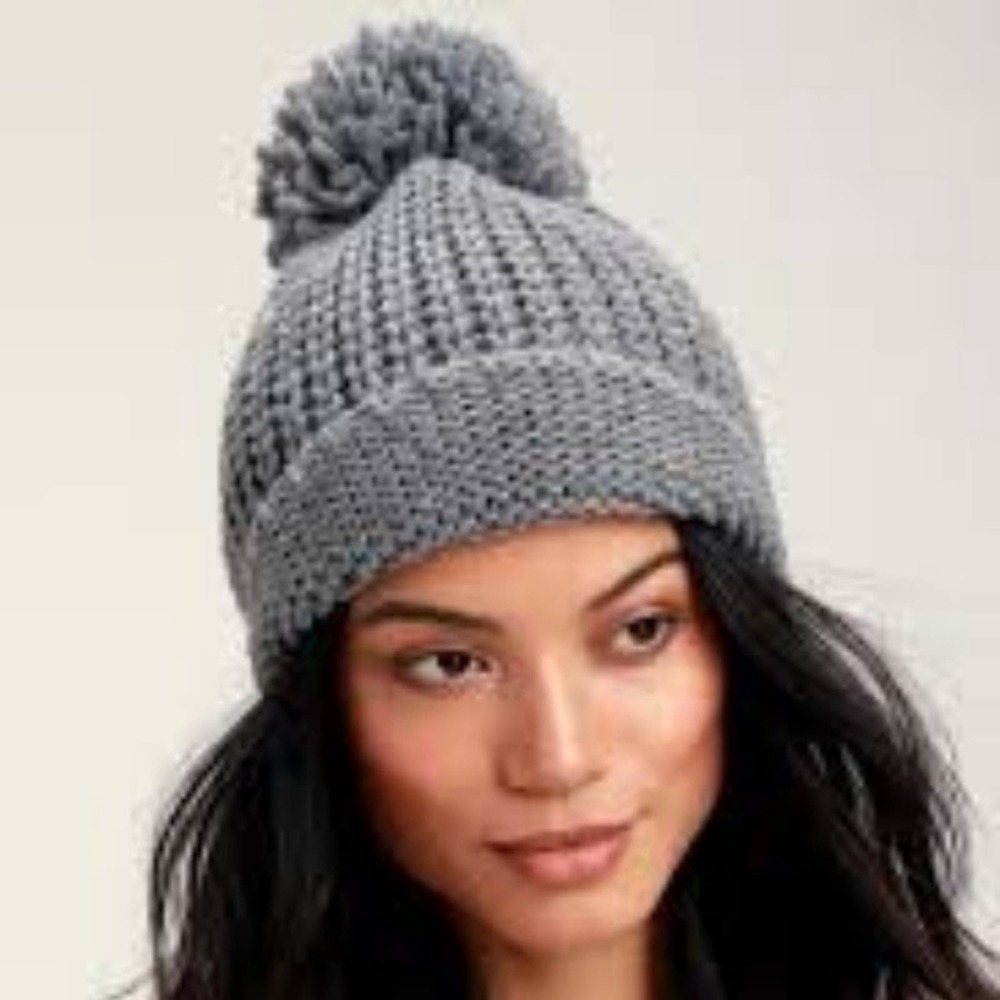 Lulus Lakewood GREY KNIT POM POM BEANIE PomPom Winter Hat Toboggan Chunky Gray